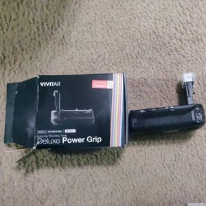 Vivitar Battery Grip for Canon EOS 6D Mark II. Open Box.